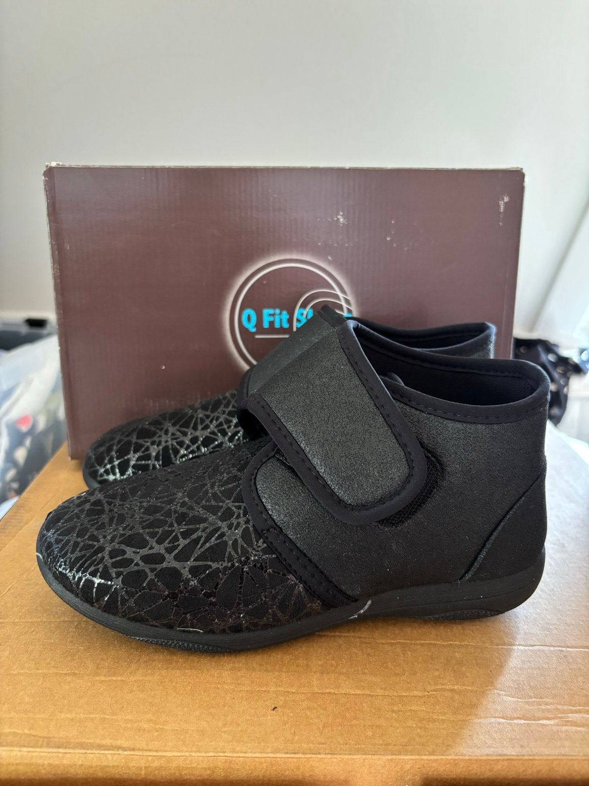 Nieuwe Q Fit Shoes Zwarte  Klittenbandpantoffel Maat 36, Zwart, Nieuw, Ophalen of Verzenden, Pantoffels of Sloffen