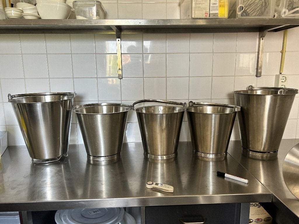 RVS emmers 15liter en 12liter en trechter, Ophalen, Zo goed als nieuw, RVS