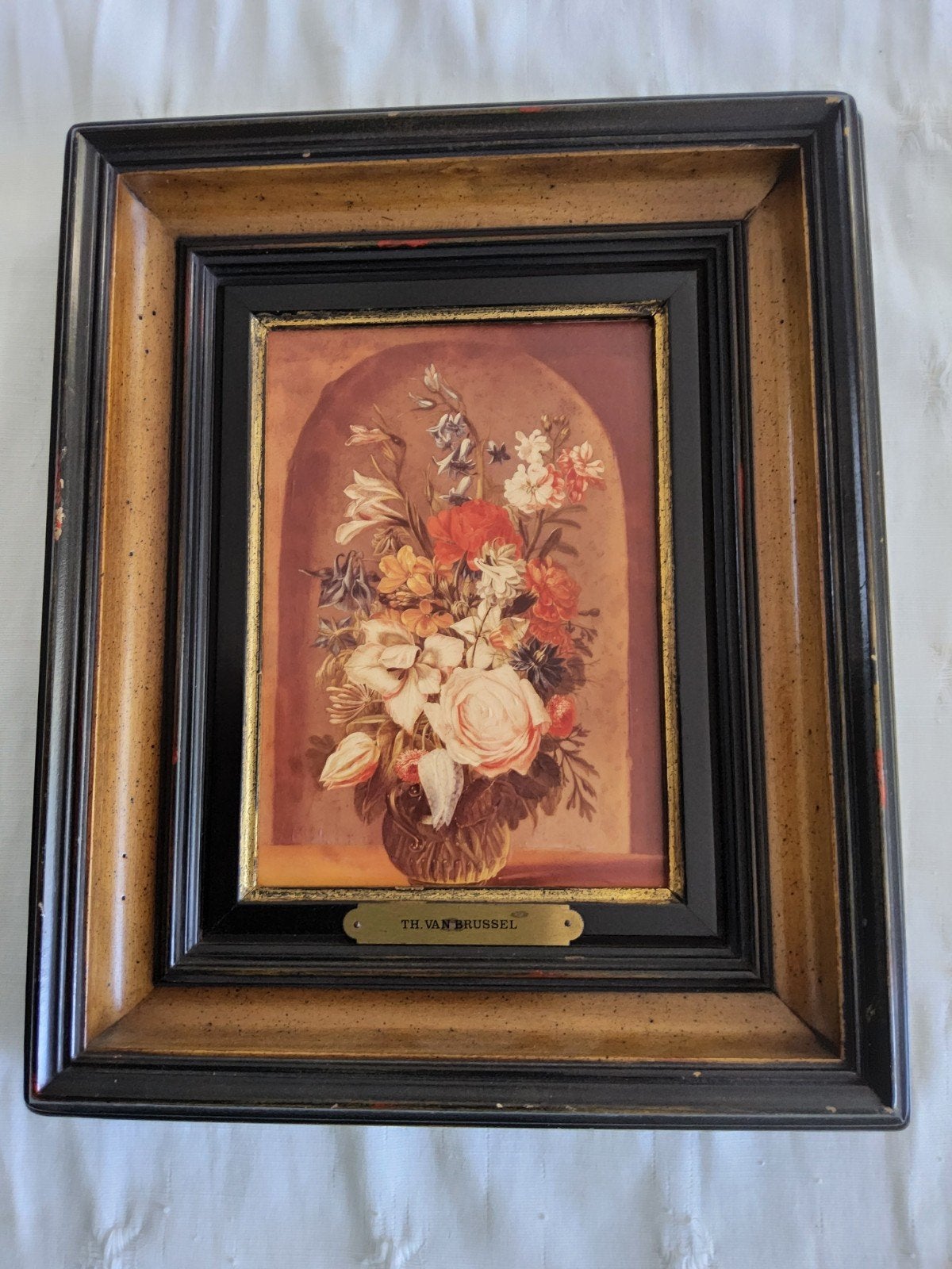 Bloemstilleven van Th. van Brussel in klassieke stijl, Ophalen of Verzenden, Klassiek, Bloemen, Doek