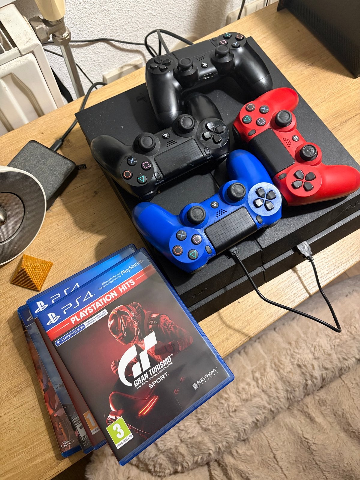 PlayStation 4 met 4 controllers, oplaadstation en 4 games, Ophalen of Verzenden, Original, Met 3 controllers of meer, 500 GB