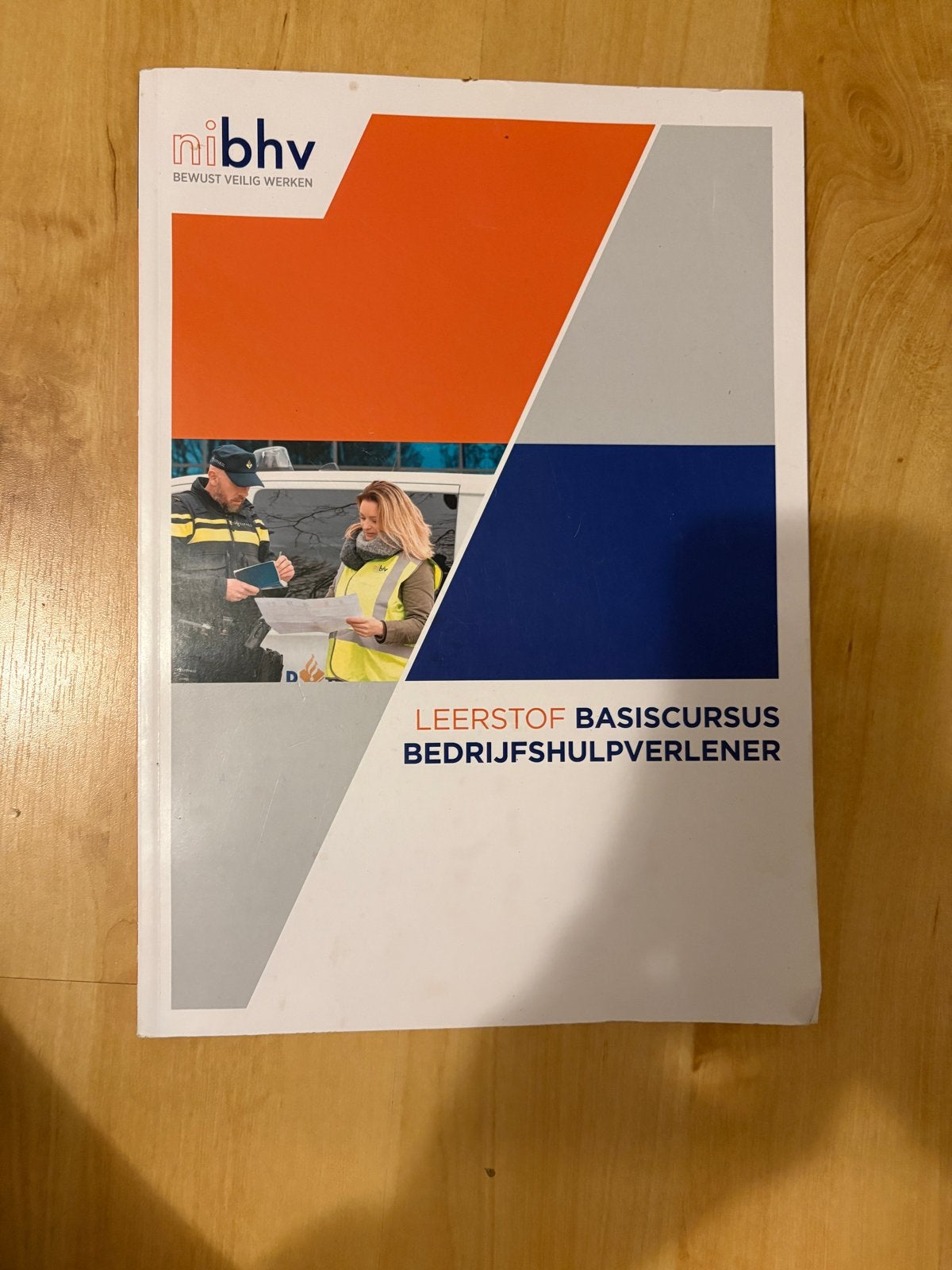 NIBHV Leerboek Basisscursus Bedrijfshulpverlener BHV, Ophalen of Verzenden, Zo goed als nieuw, MBO