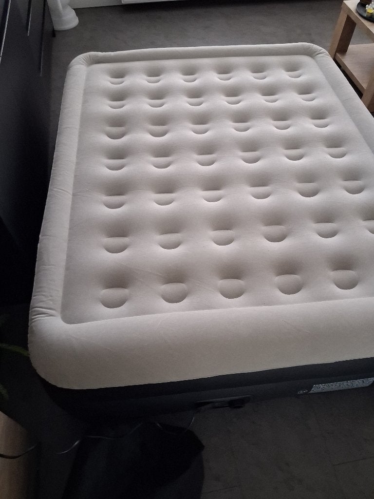 luchtbed met ingebouwde pomp  matras 155 x 200, Ophalen of Verzenden, Ingebouwde pomp, Zo goed als nieuw, 2-persoons