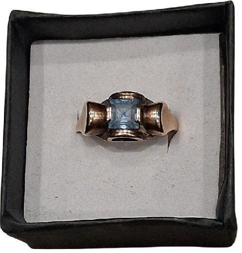 9 KT gouden damesring met aquamarijn., Blauw, Ophalen of Verzenden, Zo goed als nieuw, 17 tot 18