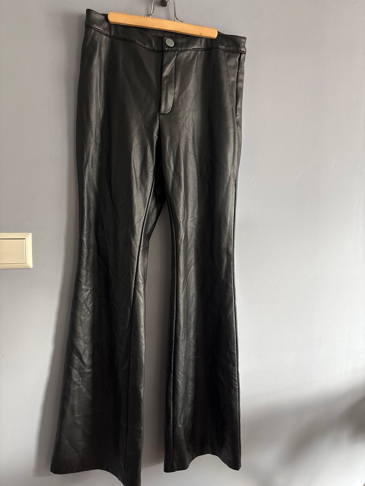 Zwarte nep leren broek maat M, Kleding | Dames, Broeken en Pantalons, Maat 38/40 (M), Zwart, Ophalen of Verzenden, Lang