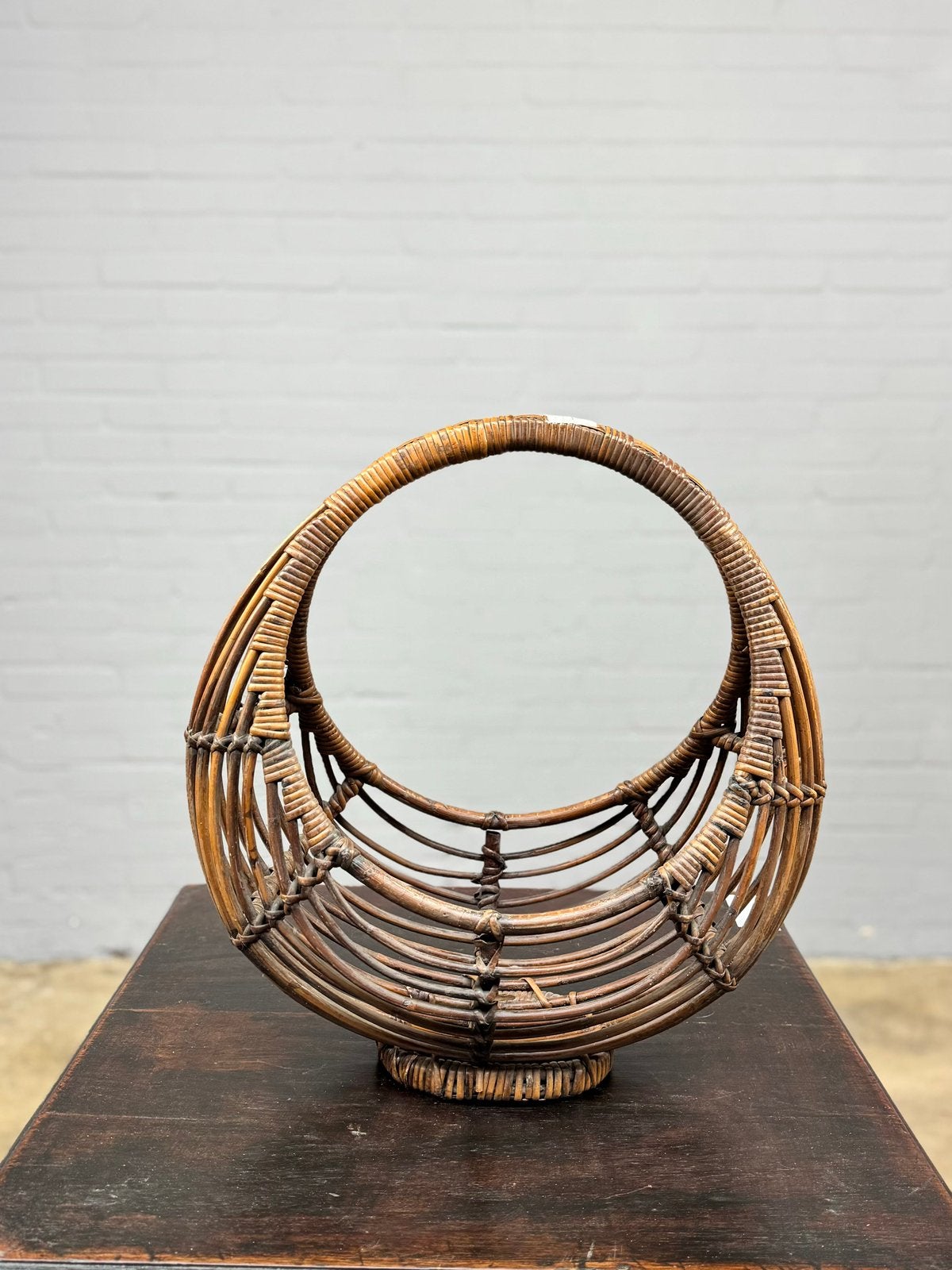 Vintage ronde rieten mand met open structuur en handgreep, Ophalen of Verzenden, Zo goed als nieuw, Rond, Riet