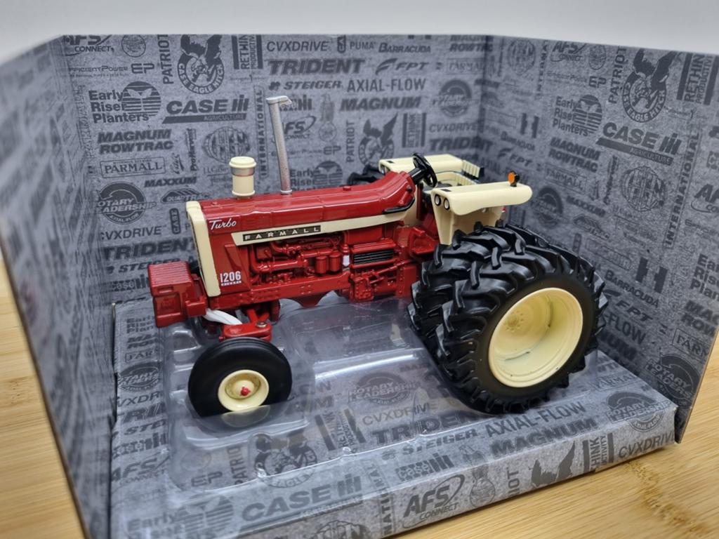 Britains Case IH Farmall 1206 Dual Wheels 1:32, Tractor of Landbouw, Ophalen of Verzenden, Nieuw, Britains