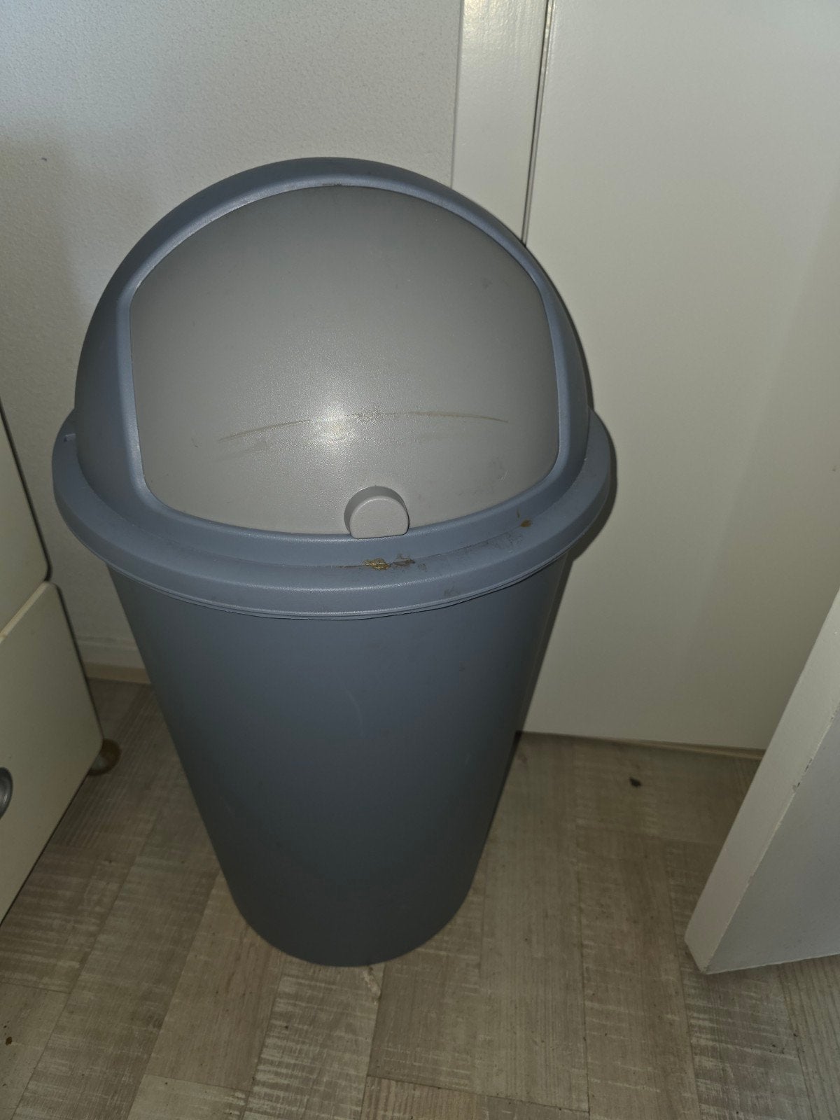 Grijze vuilnisbak met klepdeksel, 40 liter of meer, Ophalen of Verzenden, Gebruikt, Kunststof