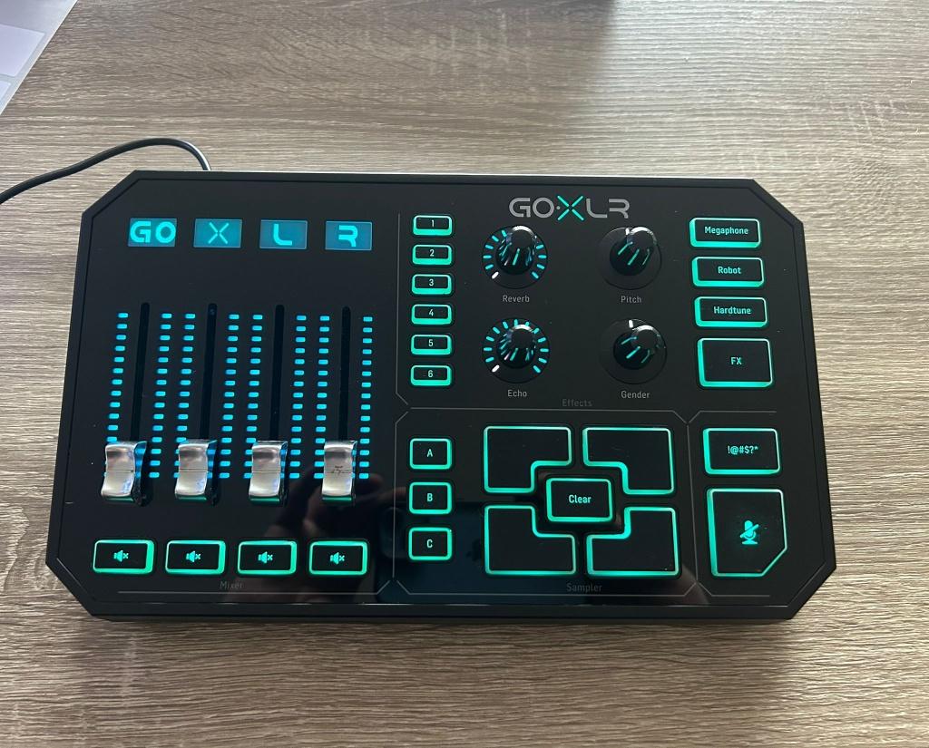 TC Helicon GoXLR Audio Interface + Originele Desk Stand, Muziek en Instrumenten, Ophalen of Verzenden, Zo goed als nieuw, Minder dan 5 kanalen
