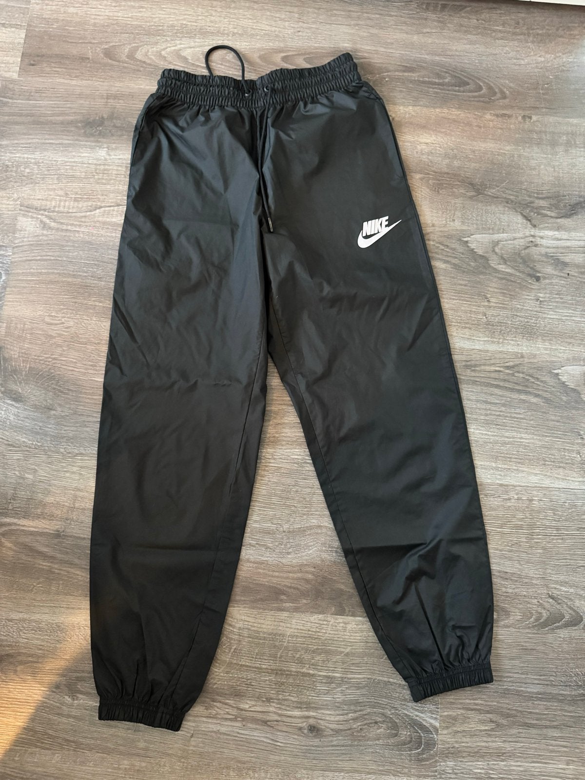 Nike Sportswear Windrunner Trainingsbroek Zwart XS, Zwart, Ophalen of Verzenden, Zo goed als nieuw, Maat 34 (XS) of kleiner