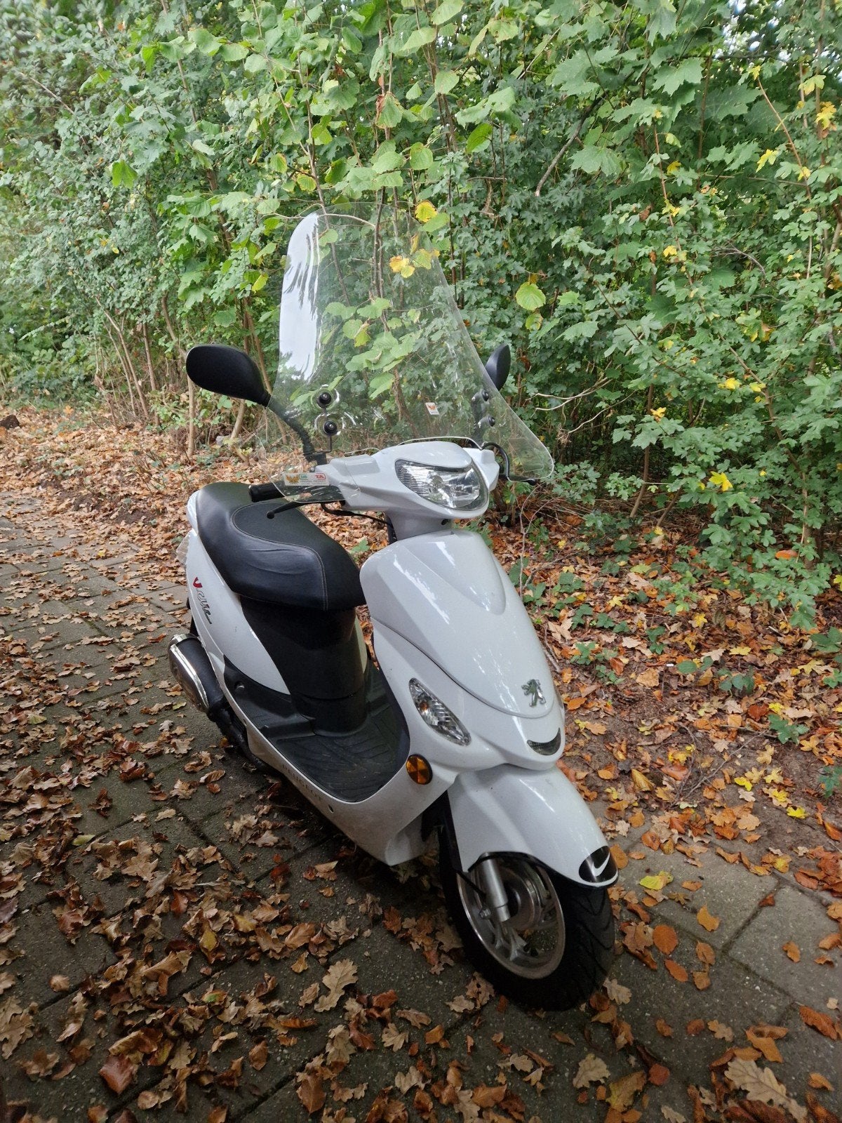 Peugeot V-Clic Scooter - Wit, inclusief slot en helm, Fietsen en Brommers, Scooters | Peugeot, Ophalen, Gebruikt, Overige modellen