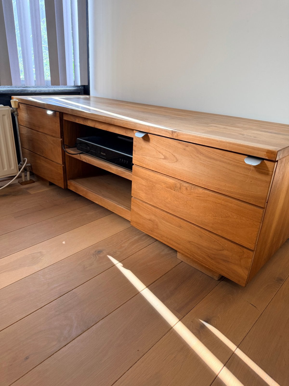 Teakhouten TV-meubel met twee deurtjes en opbergruimte, Huis en Inrichting, Kasten | Televisiemeubels, Ophalen, 150 tot 200 cm