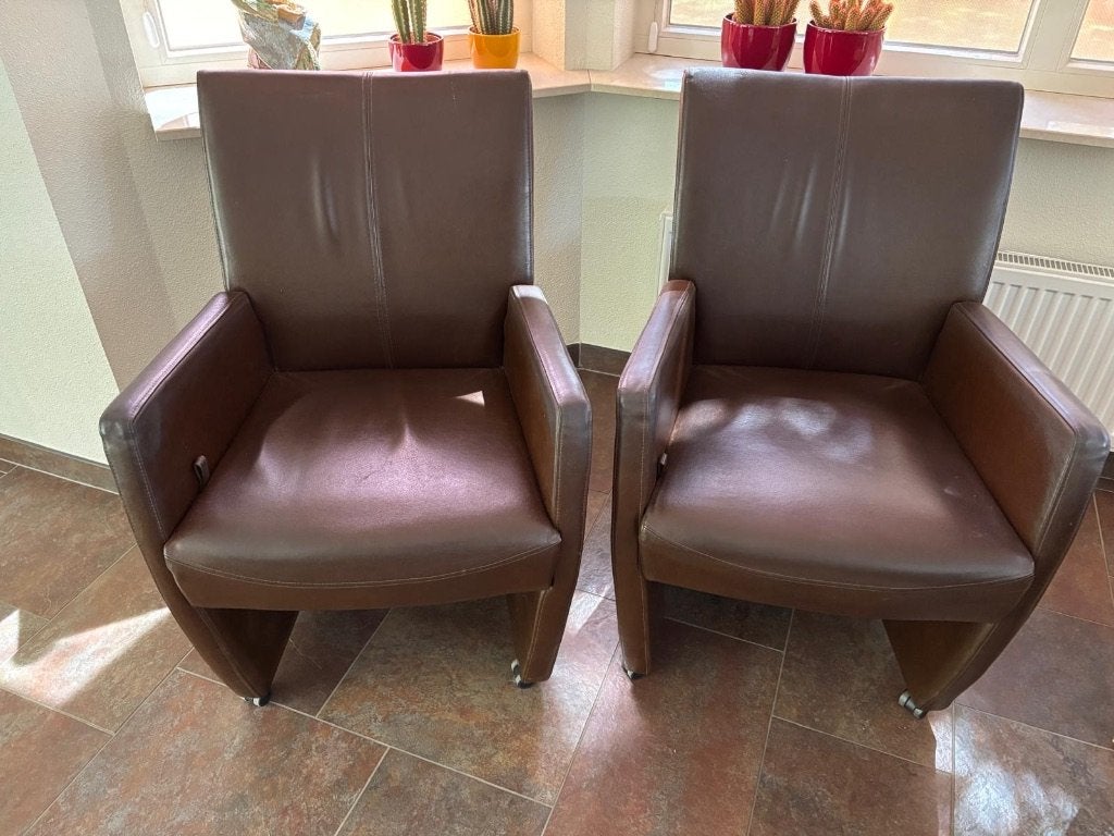 Twee lederen stoeltjes - kleur bruin, Huis en Inrichting, Stoelen, Gebruikt, Twee, Bruin, Leer