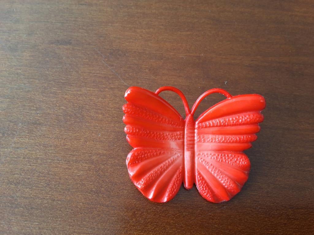 Vintage rode vlinder broche - Uniek en kleurrijk, Overige materialen, 4 tot 7 cm, Gebruikt, Ophalen of Verzenden
