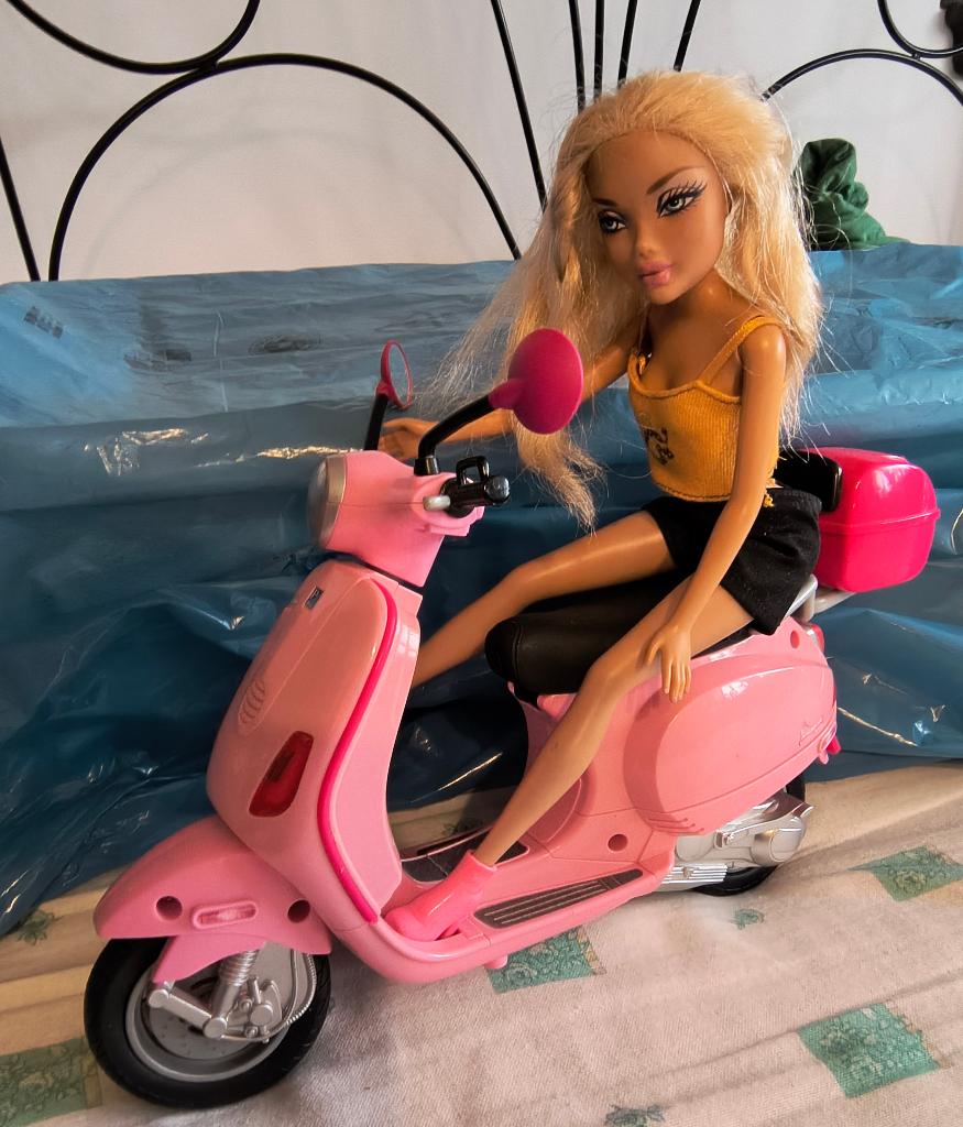 Pop op roze scooter, Ophalen of Verzenden, Gebruikt, Overige typen