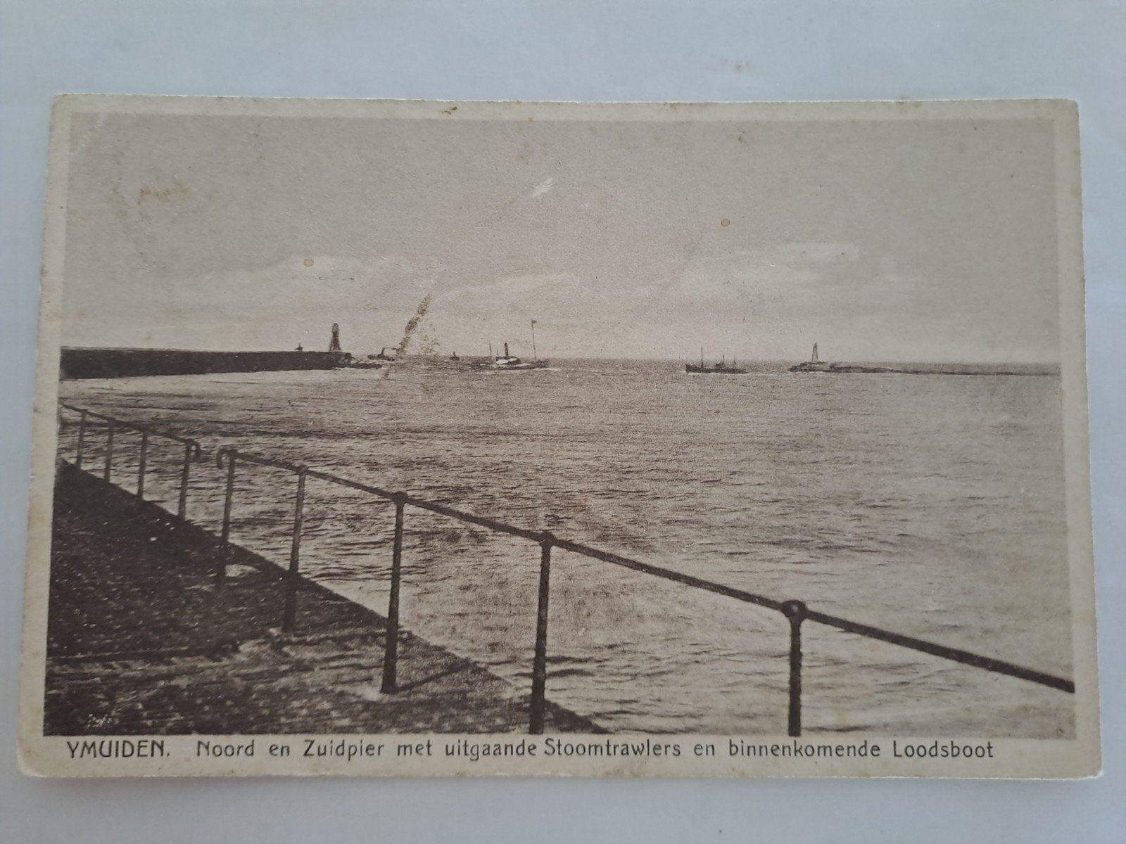 IJMUIDEN,  Noord en Zuidpier, met uitgaande Stopmtrawlers, Ophalen of Verzenden, 1940 tot 1960, Noord-Holland
