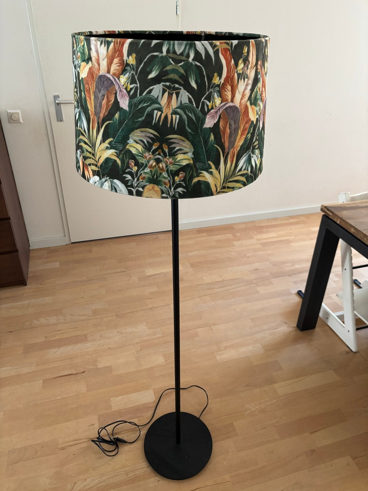Vloerlamp met mat zwarte voet en tropische kap, Ophalen, Gebruikt, 100 tot 150 cm, E27 (groot)