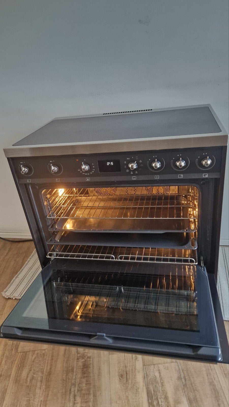 Luxe inductie fornuis 90 cm smeg., Witgoed en Apparatuur, Ophalen, 60 cm of meer, Zo goed als nieuw, Energieklasse A of zuiniger