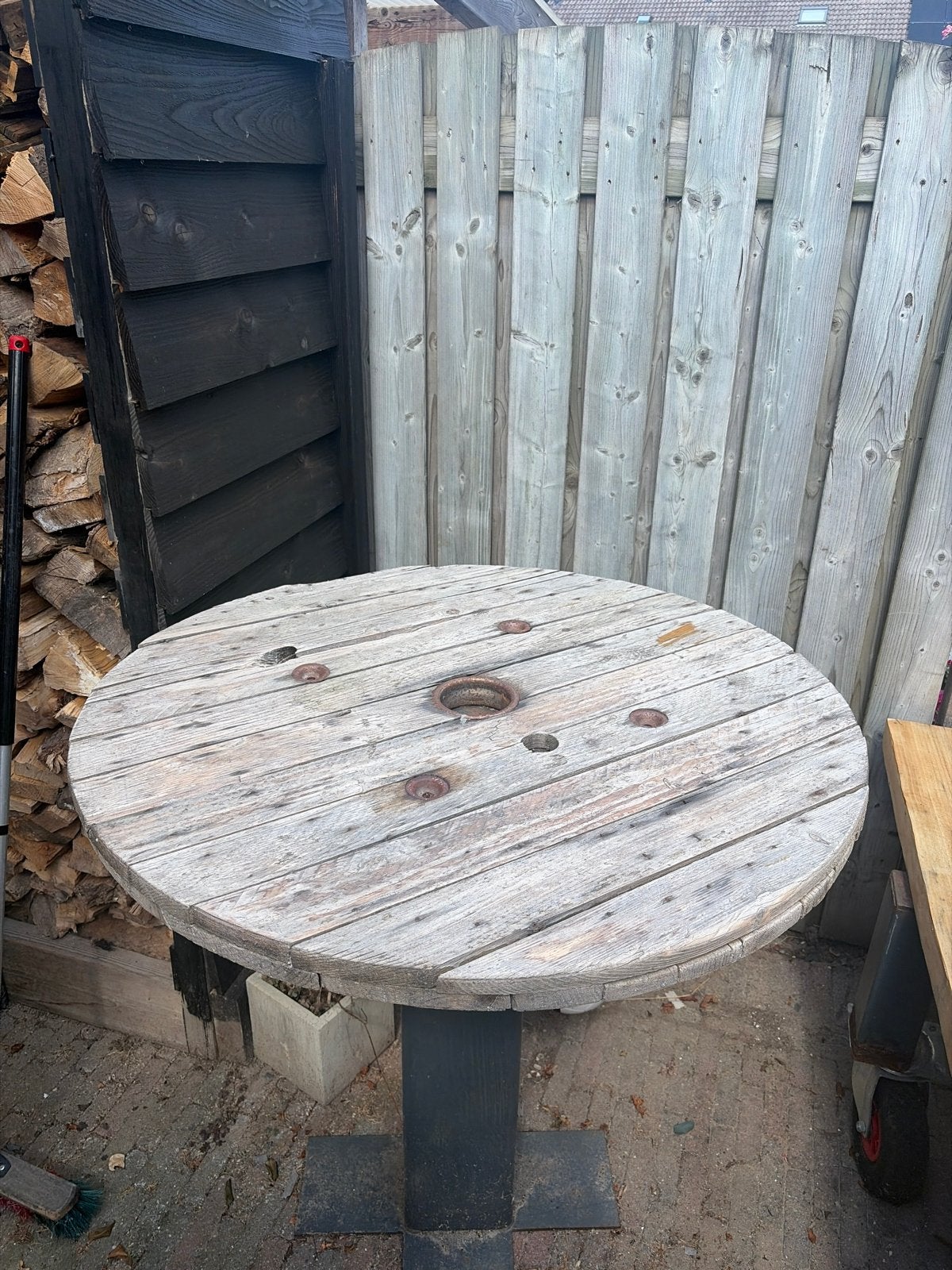 Stevige ronde statafel van kabelhaspel, Ophalen, Gebruikt, Rond, Hout