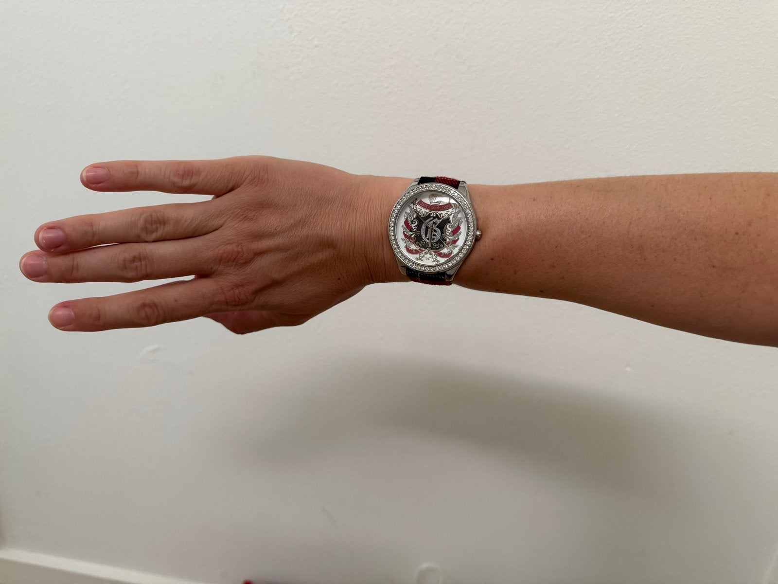 Guess horloge met rood/zwarte stoffen band, Gebruikt, Staal, Guess, Polshorloge
