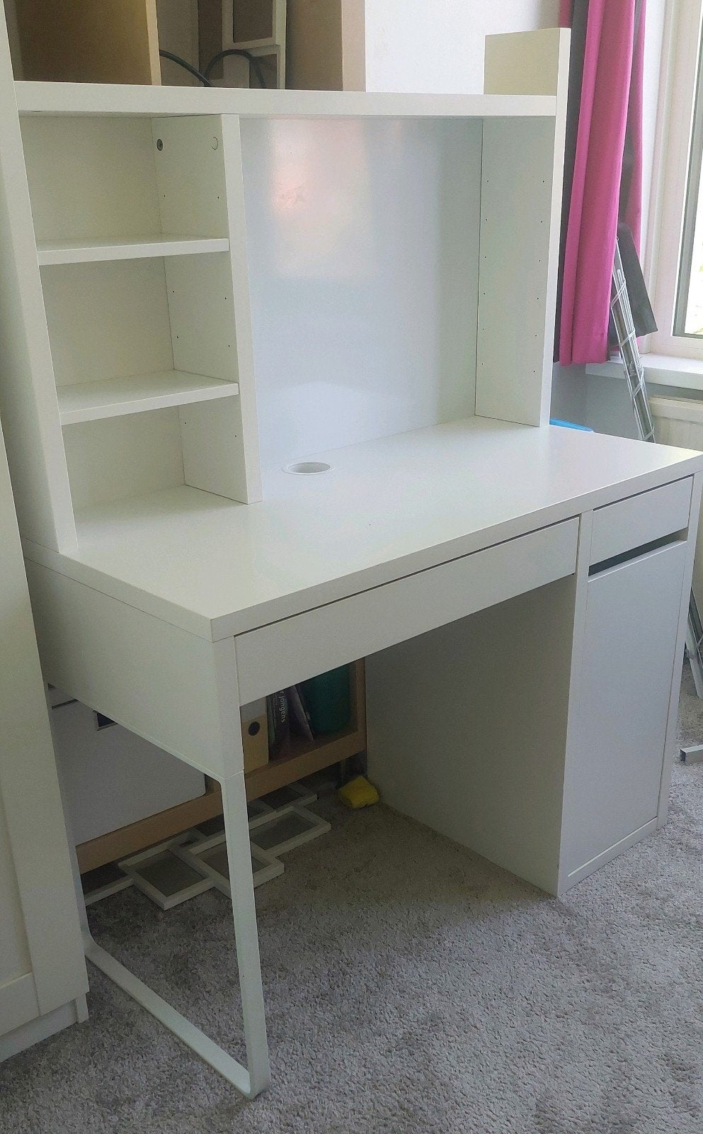 Bureau met achterwand, wit, netjes en praktisch, Ophalen, 105 cm, Gebruikt, Met lades