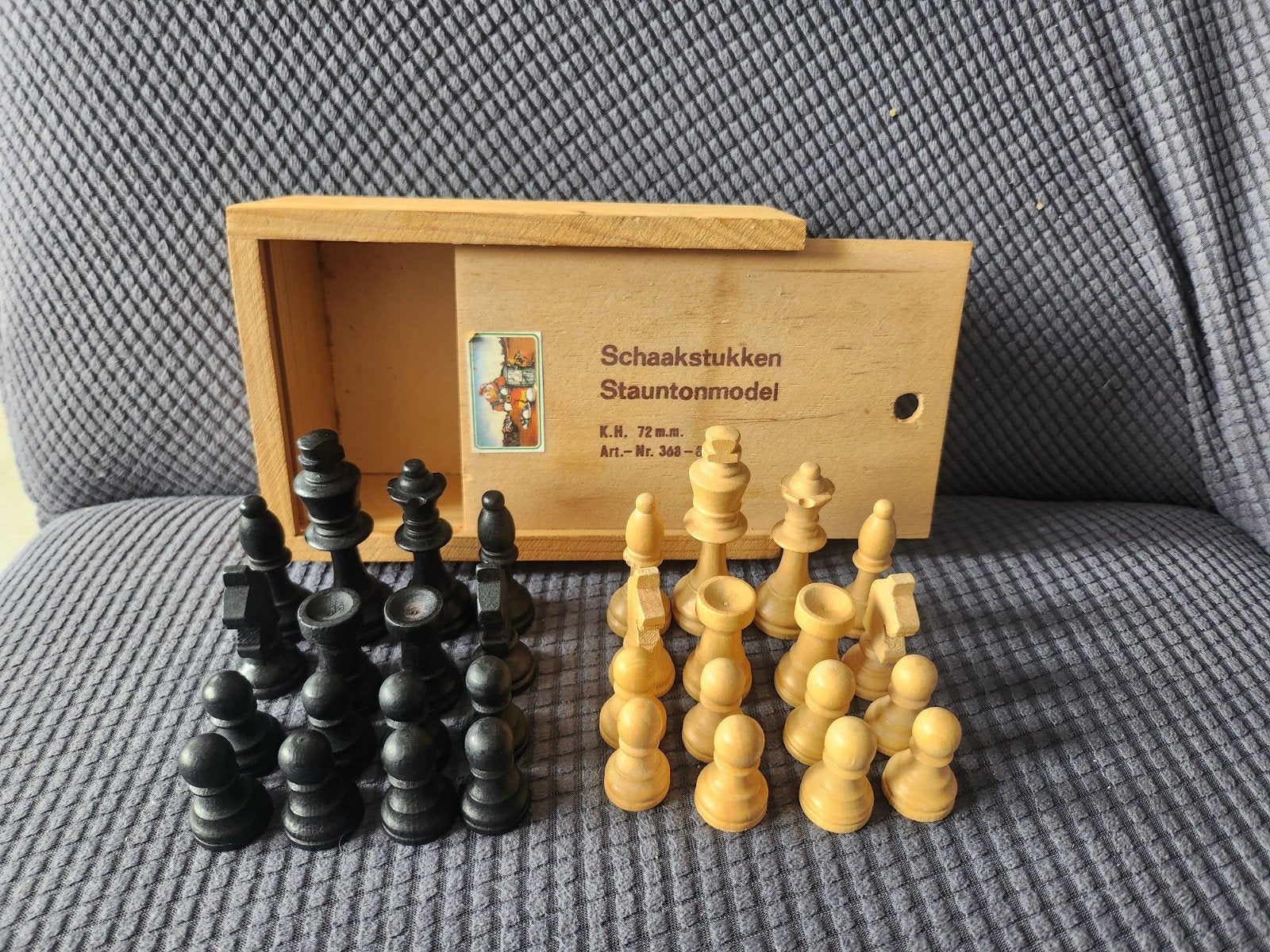 Staunton schaakstukken in houten kistje, Een of twee spelers, Ophalen of Verzenden, Gebruikt
