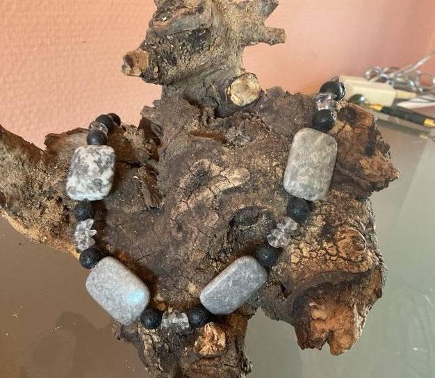 Ketting met lava, bergkristal en.Jaspis kralen, Zwart, Nieuw, Ophalen of Verzenden, Steen of Mineraal
