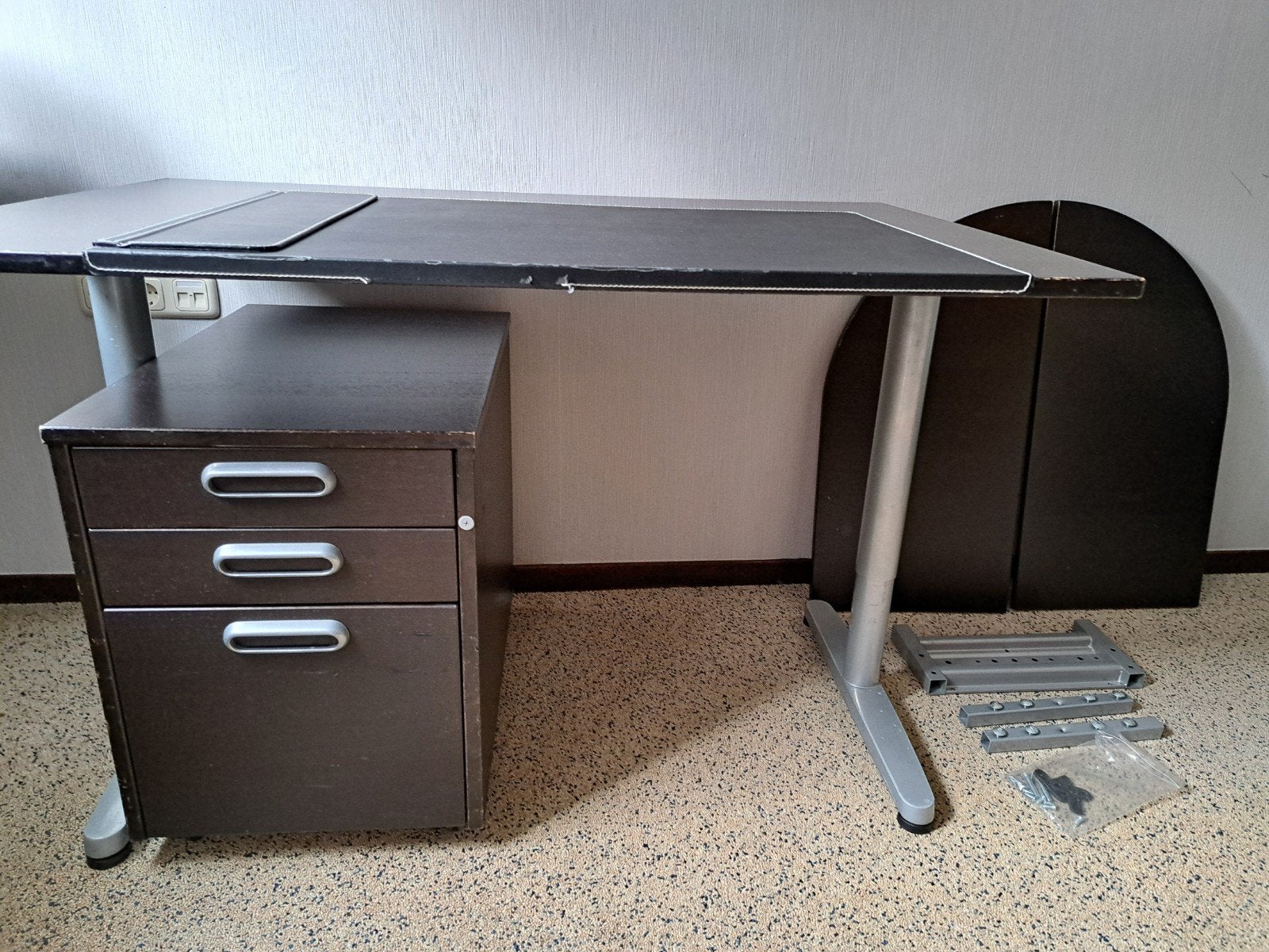 Bureau met ladeblok en aanbouwdeel, Ophalen, Gebruikt