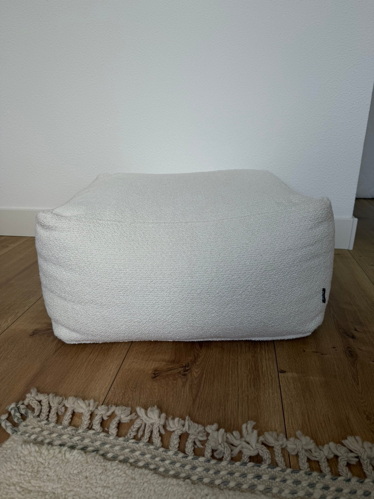 Keno noo.ma poef – beige bouclé – zo goed als nieuw, Huis en Inrichting, Banken | Voetenbanken en Poefen, Ophalen, Zo goed als nieuw