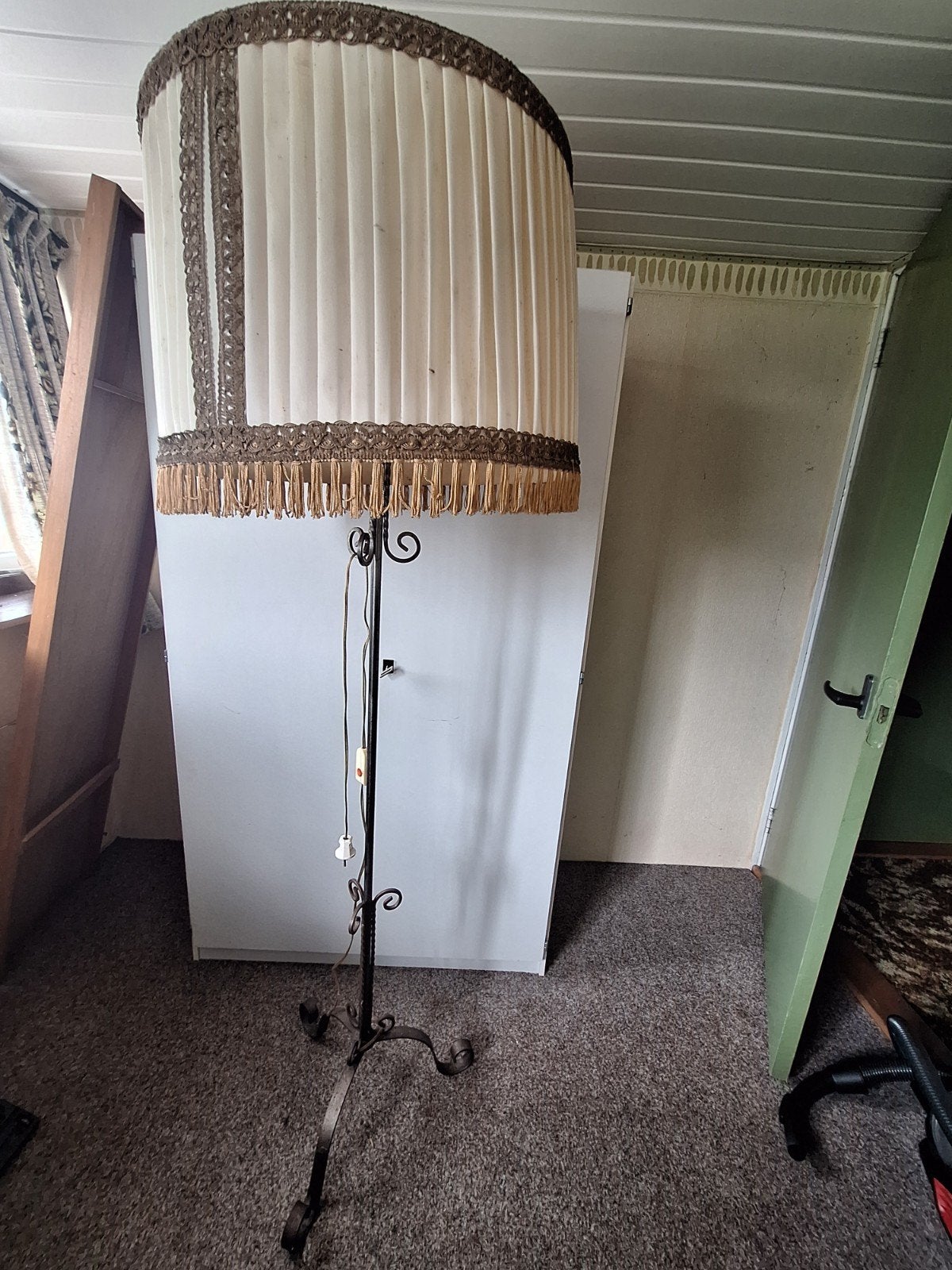 Vintage smeedijzeren vloerlamp met stoffen kap, Ophalen, Gebruikt, E27 (groot), Textiel