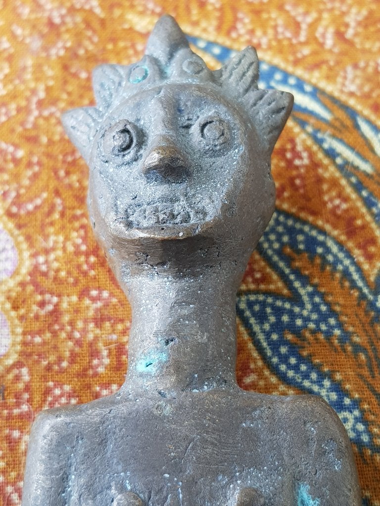 Mooi zwaar antiek voorouder beeldje van brons uit Borneo., Handgemaakt, Ophalen of Verzenden, Indonesië, Brons