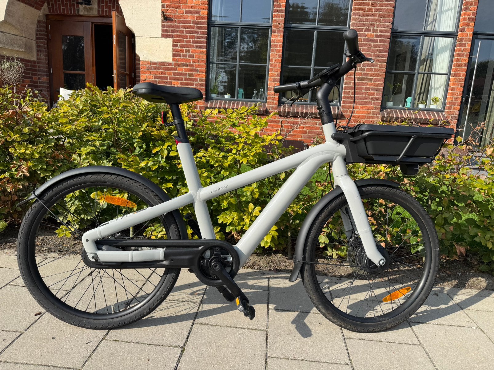 VanMoof A5, grijs. Met voordrager en bak.