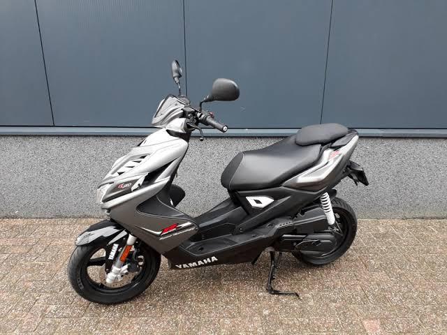 Opzoek naar yamaha aerox 4 takt 2014, Fietsen en Brommers, Scooters | Yamaha, Ophalen, Gebruikt, Aerox, Maximaal 45 km/u