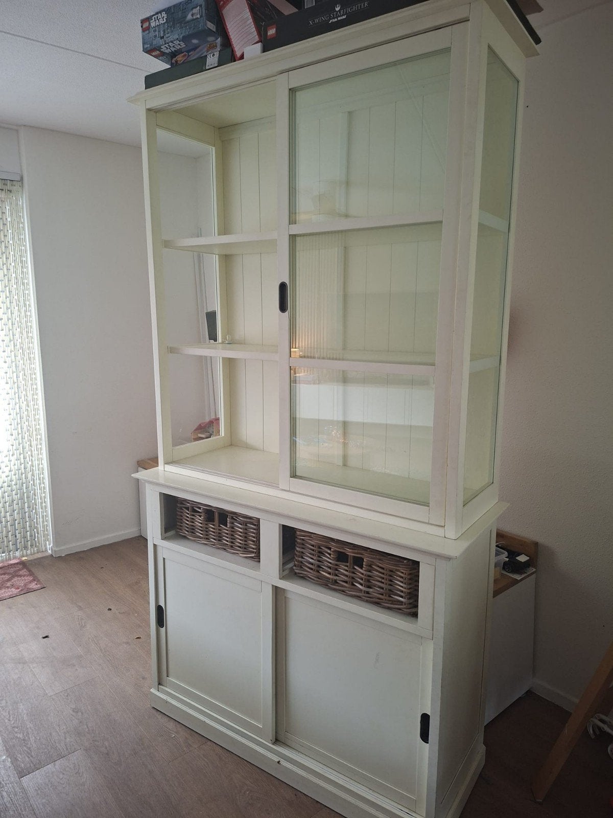 Witte landelijke buffetkast met glazen schuifdeuren, Ophalen, 100 tot 150 cm, Landelijke stijl, 25 tot 50 cm