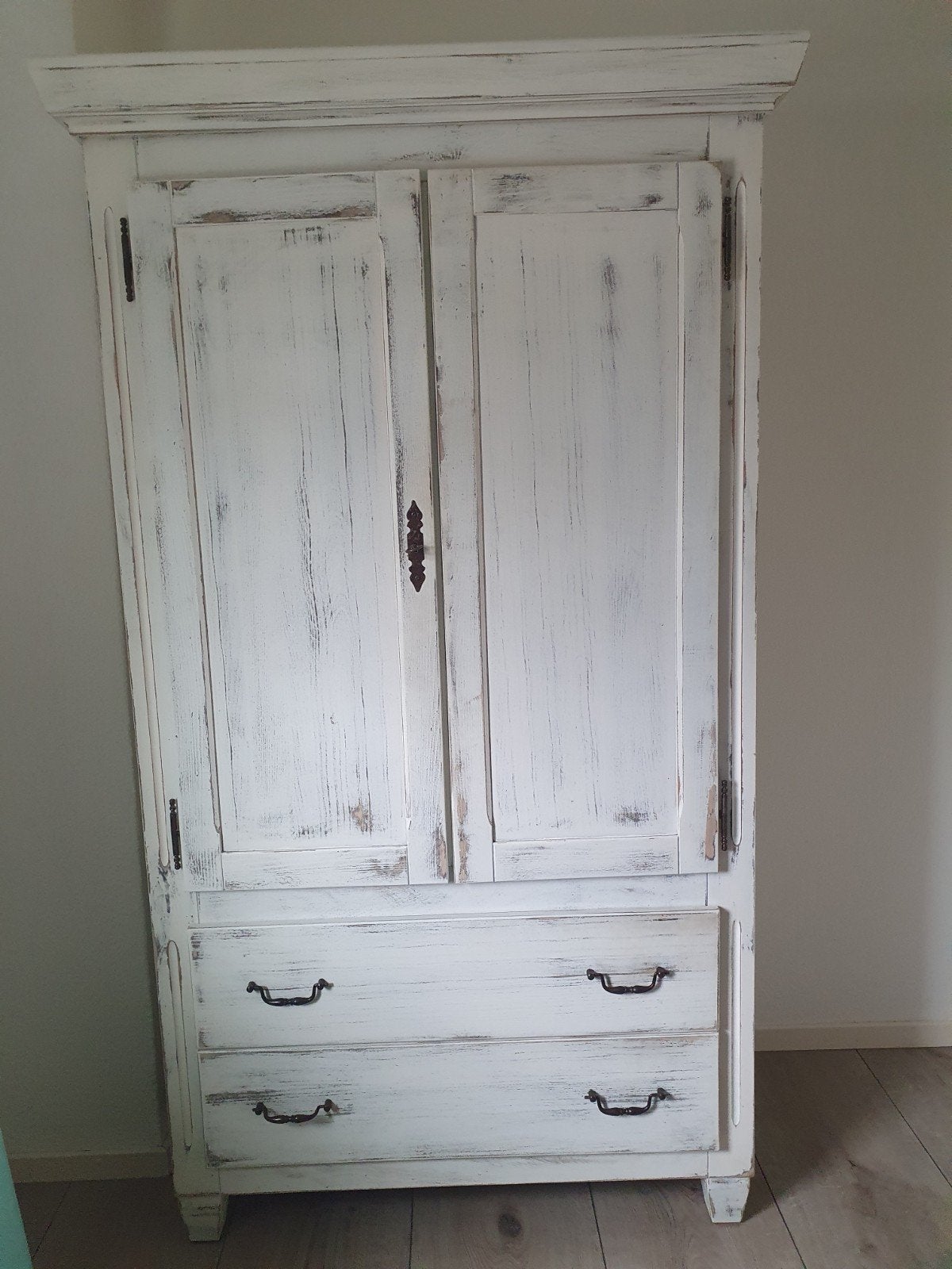 Kledingkast van essenhout geschilderd, Ophalen, Gebruikt, 100 tot 150 cm, Met plank(en)