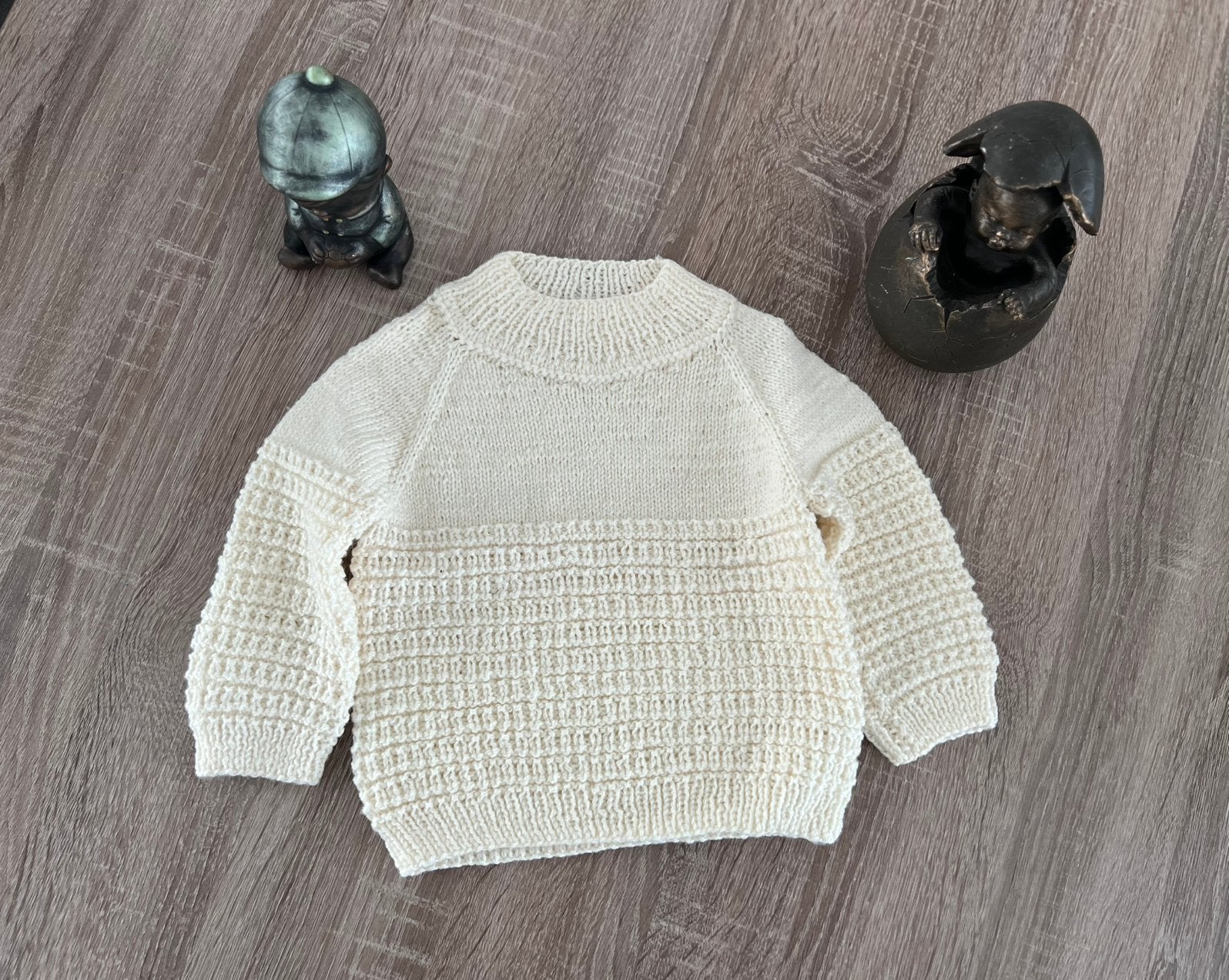 Zelfgebreide baby trui en slofjes in gebroken wit m74/80., Kinderen en Baby's, Ophalen of Verzenden, Nieuw, Jongetje of Meisje