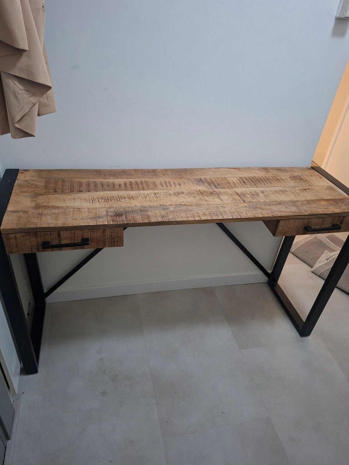 bureau  mango houten, Ophalen, Zo goed als nieuw