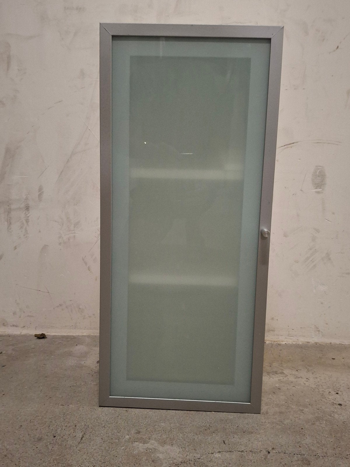 Ikea kastje met glazen deur - 57x30x21 cm, Huis en Inrichting, Kasten | Overige, Ophalen