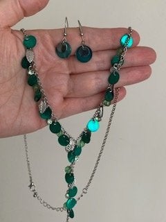Zeegroene parelmoer en strass set ketting en oorbellen, Met hanger, Overige materialen, Ophalen of Verzenden, Zo goed als nieuw