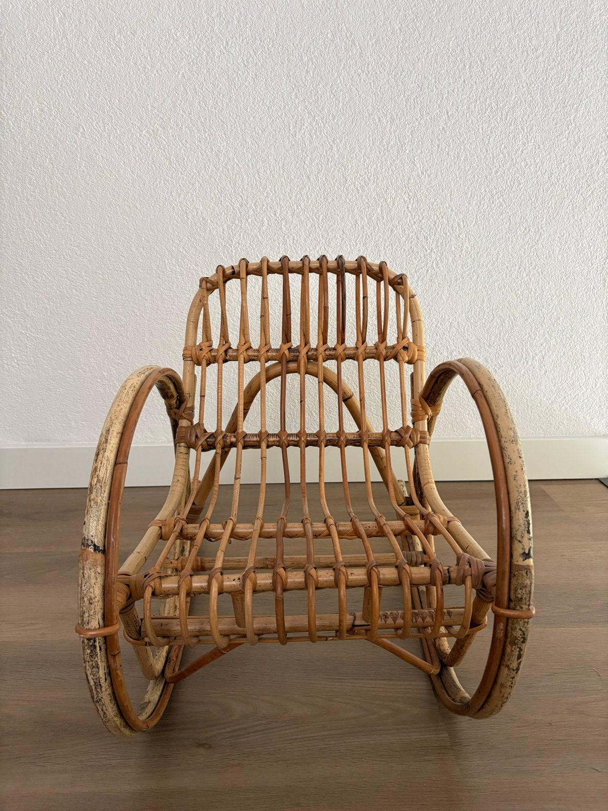 Leuke rotan schommelstoel voor kinderkamer (46 cm hoog), Ophalen, Zo goed als nieuw, Stoel