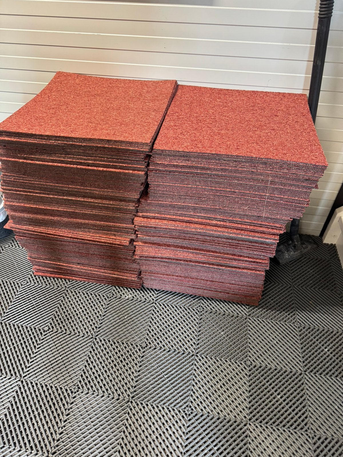 Tapijttegels 50x50 cm rood 325 stuks, Ophalen, 50 tot 150 cm, Zo goed als nieuw, 10 m² of meer