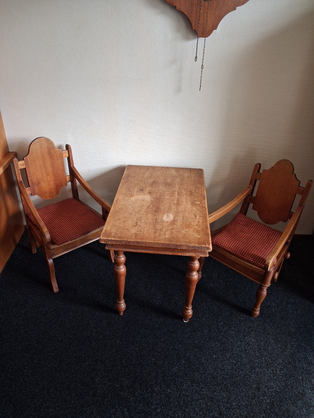Antieke houten kinderstoelen en tafel set, Ophalen