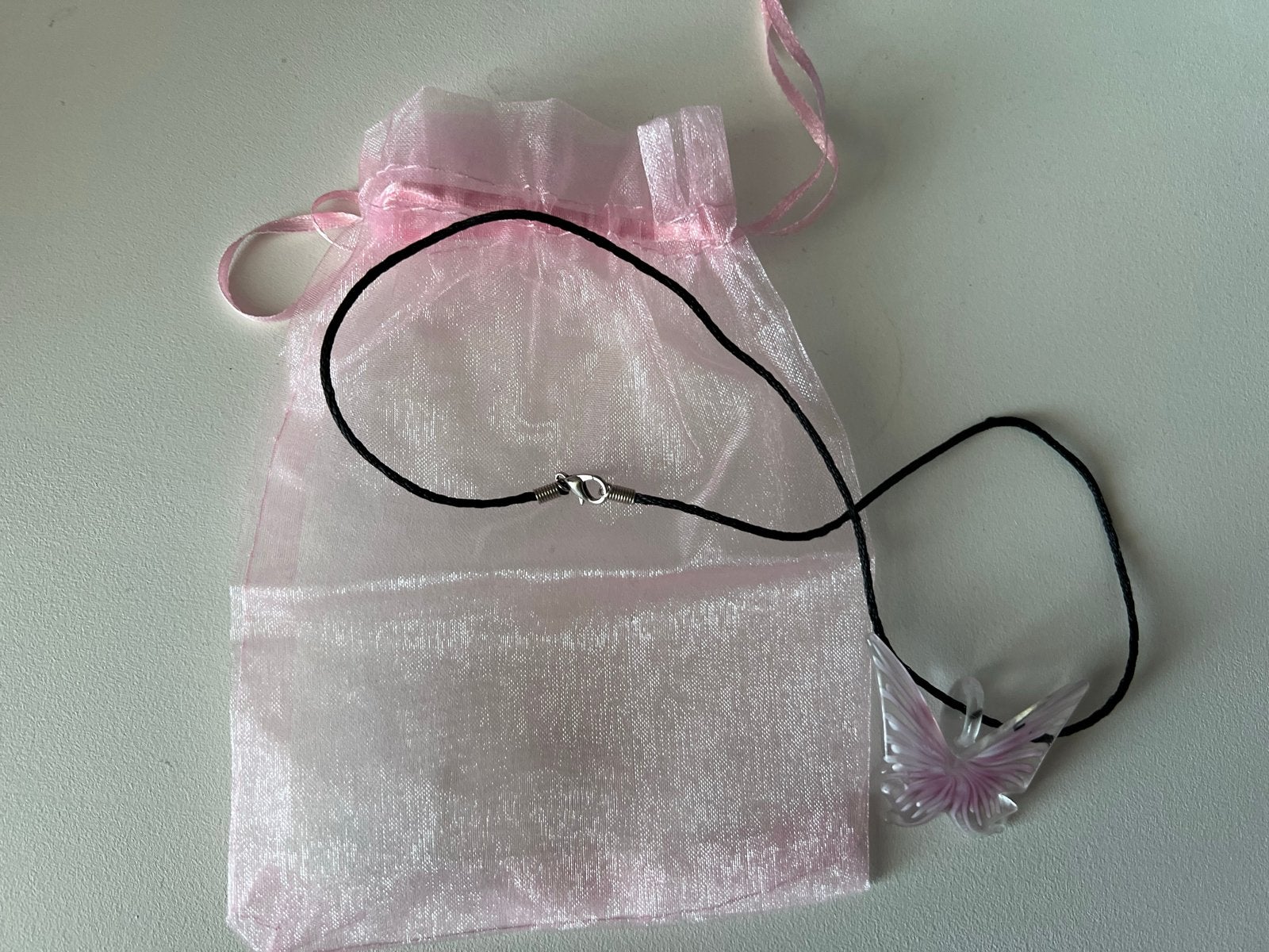Vlinder ketting met roze organza zakje, Sieraden, Tassen en Uiterlijk, Kettingen, Met hanger, Kunststof, Nieuw, Ophalen of Verzenden