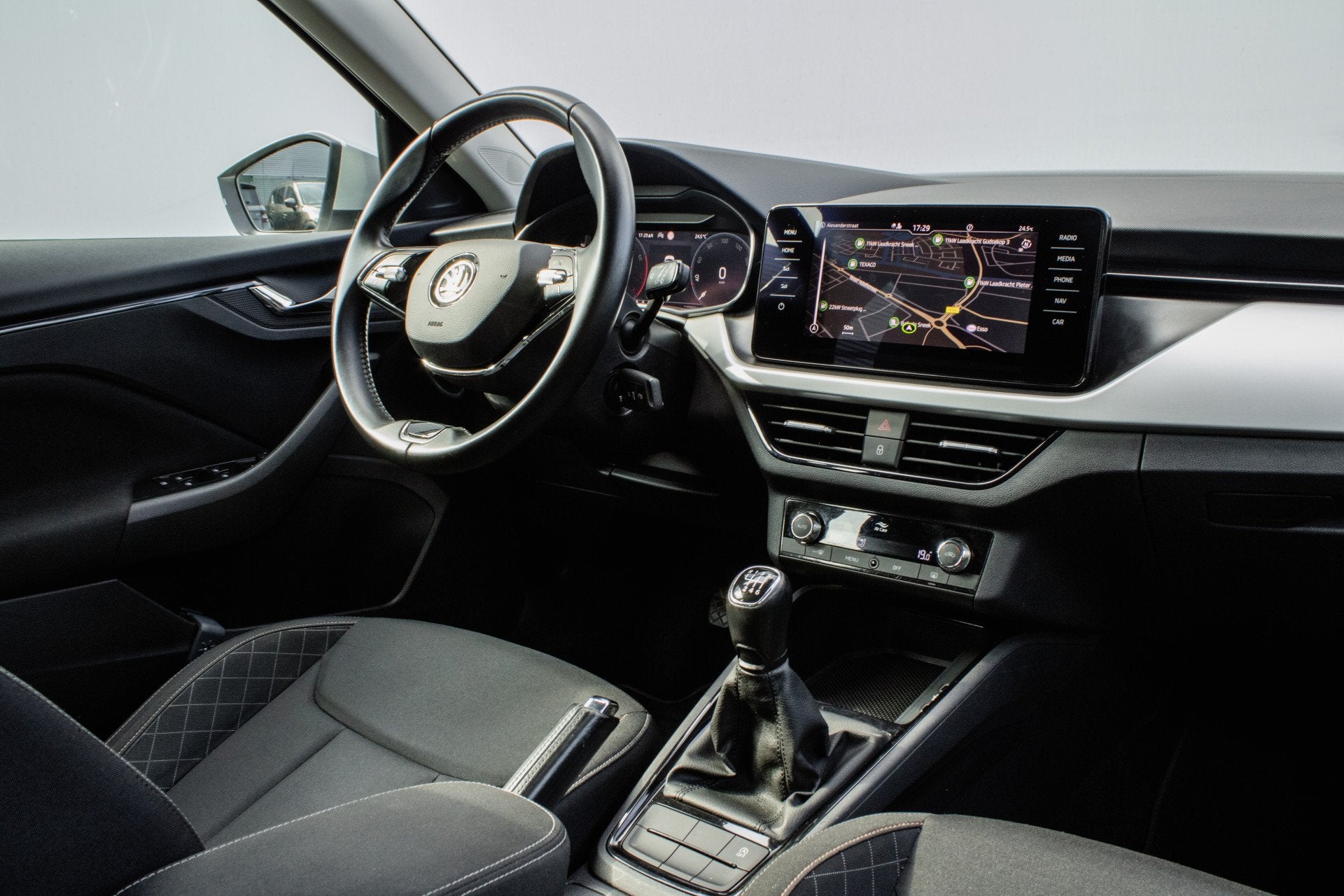Skoda Kamiq 1.0 TSI 110pk Ambition Virtual cockpit/ Navigati, Auto's, Stof, Gebruikt, Met garantie (alle), 620 kg