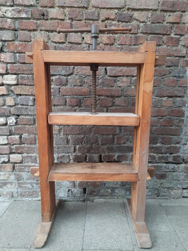Oude houten linnenpers, Ophalen