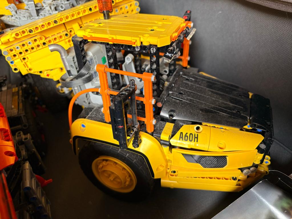 LEGO Technic Volvo A60H en Kraan - Zo goed als nieuw, Ophalen of Verzenden, Zo goed als nieuw