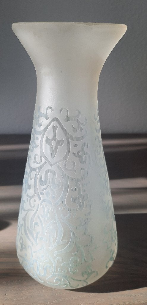 matte glazen vaas met sierlijk ingeslepen patroon, Huis en Inrichting, Gebruikt, Overige kleuren, Met patroon/structuur, Ophalen of Verzenden