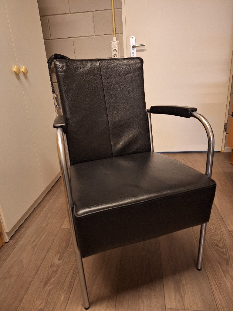 Zwarte leren fauteuil met chromen frame, Ophalen, Gebruikt, Zwart, Vier