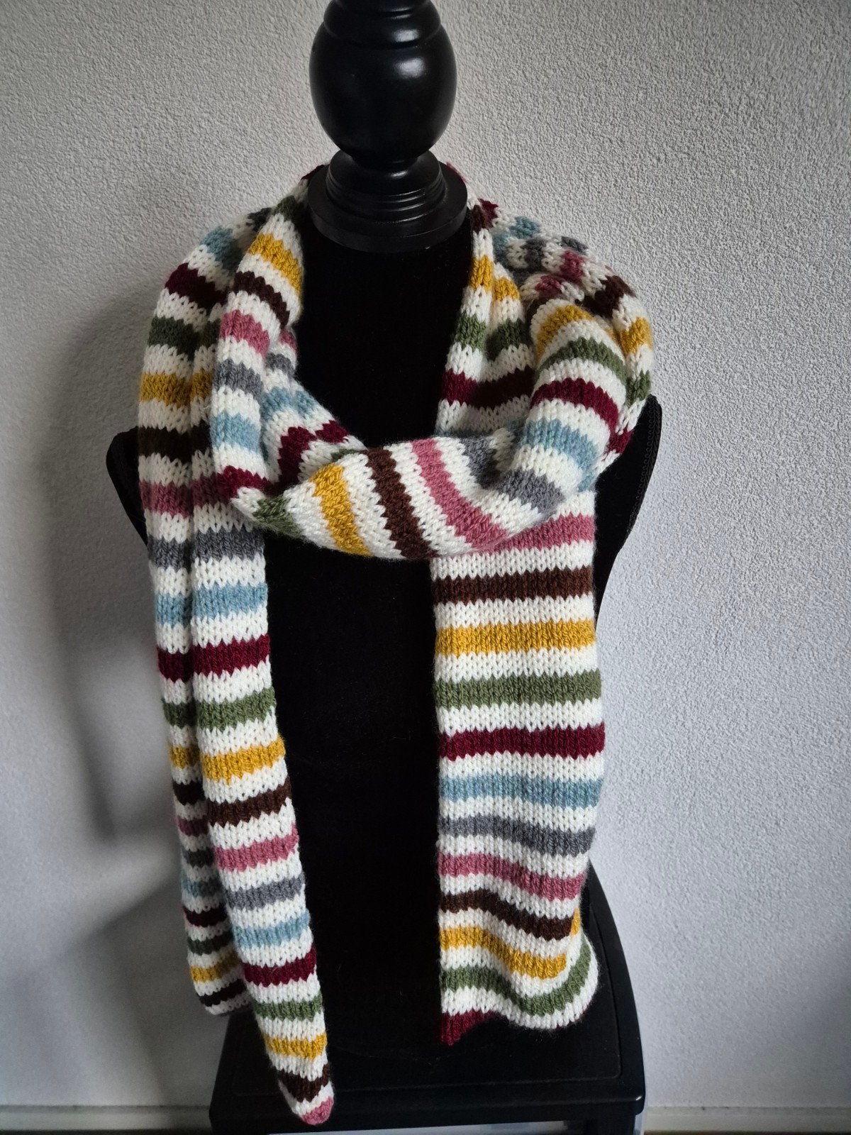 Handgebreide gestreepte sjaal - Uniek en kleurrijk, Maat 46/48 (XL) of groter, Nieuw, Ophalen of Verzenden, Handgemaakt