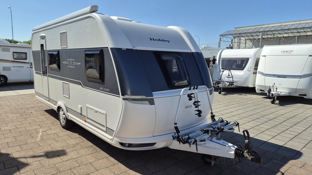Hobby De Luxe 490 KMF MET STAPELBEDDEN, Caravans en Kamperen, Dwarsbed, Hobby, Bedrijf, Treinzit