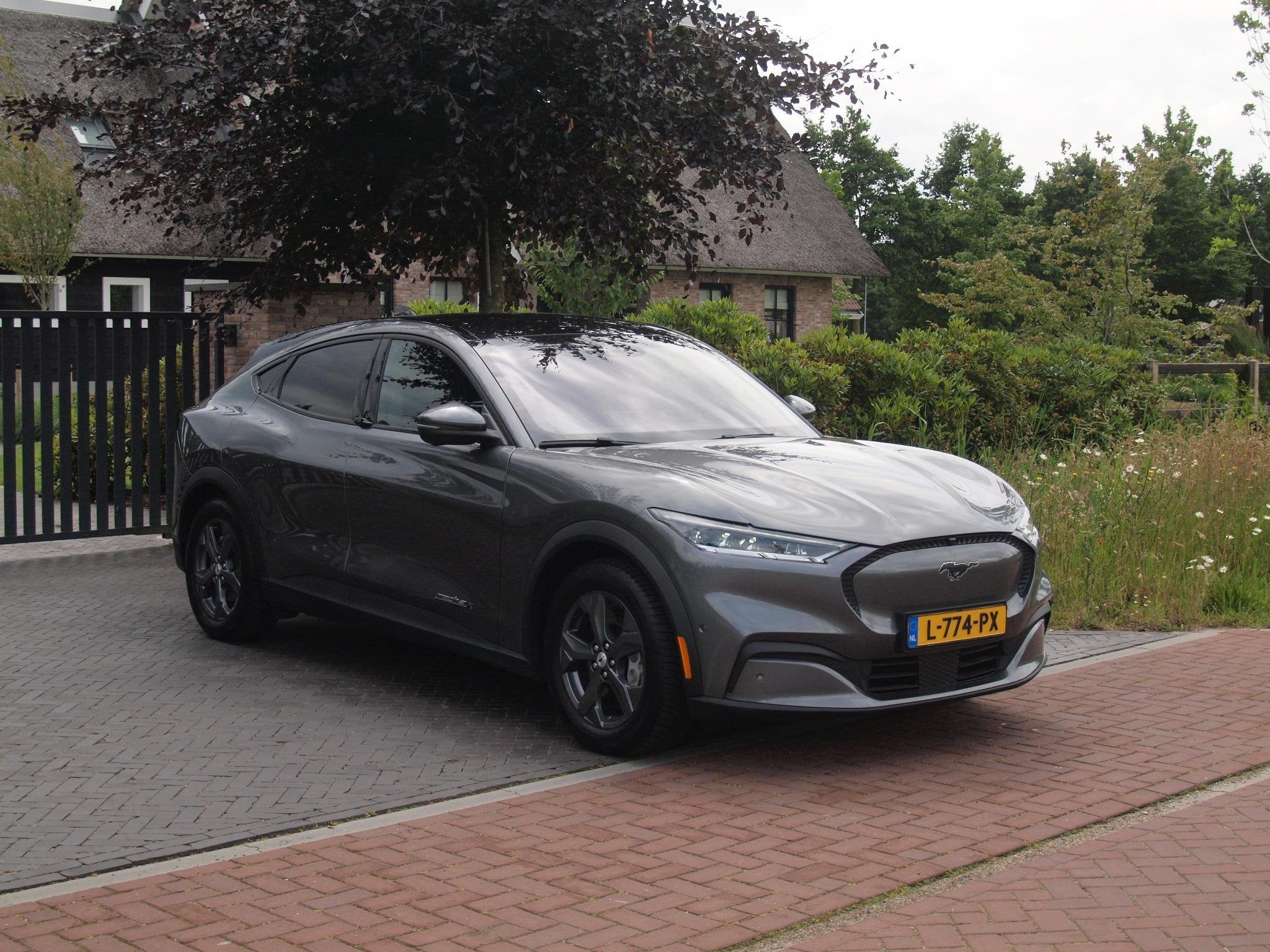 Foto 4 van Ford Mustang Mach-E Extended RWD 98 kWh | Panoramadak | Bang